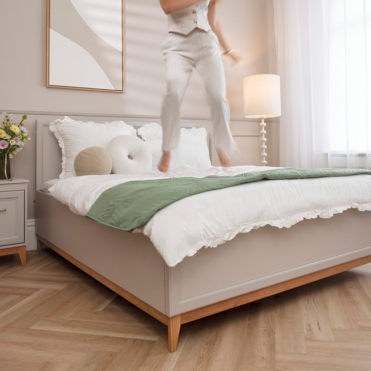 Łóżko z pojemnikiem i frezowanym zagłówkiem w stylu modern classic | Serena