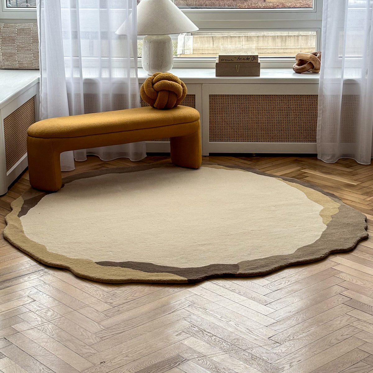 Groti Round Rug, Hand-tufted Wool with a Bold Border in Classic Style – photo 2