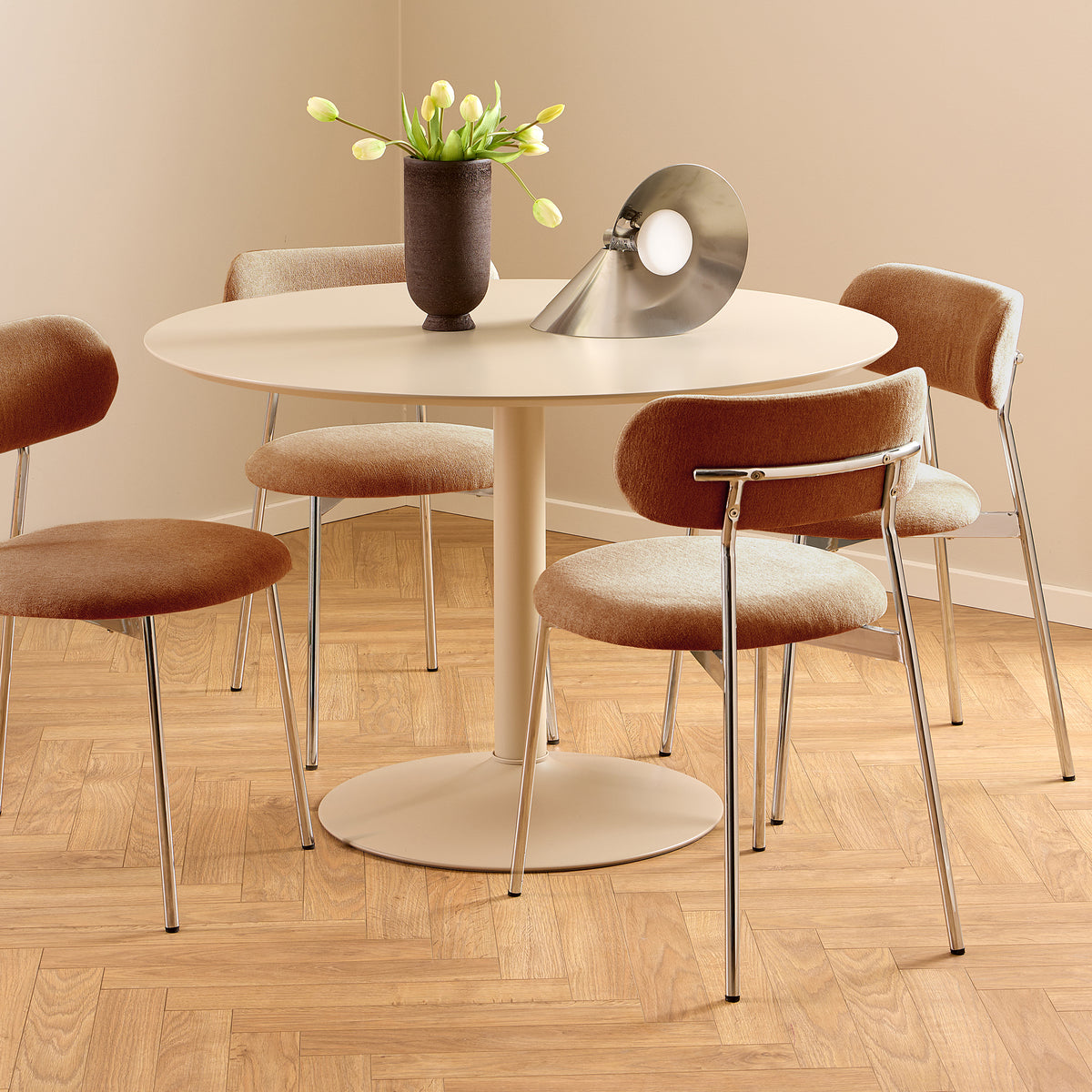 Dotto 47x79 Terracotta chairs around a round table with tulips and a lamp, arranged in a herringbone pattern – retro-style dining chairs