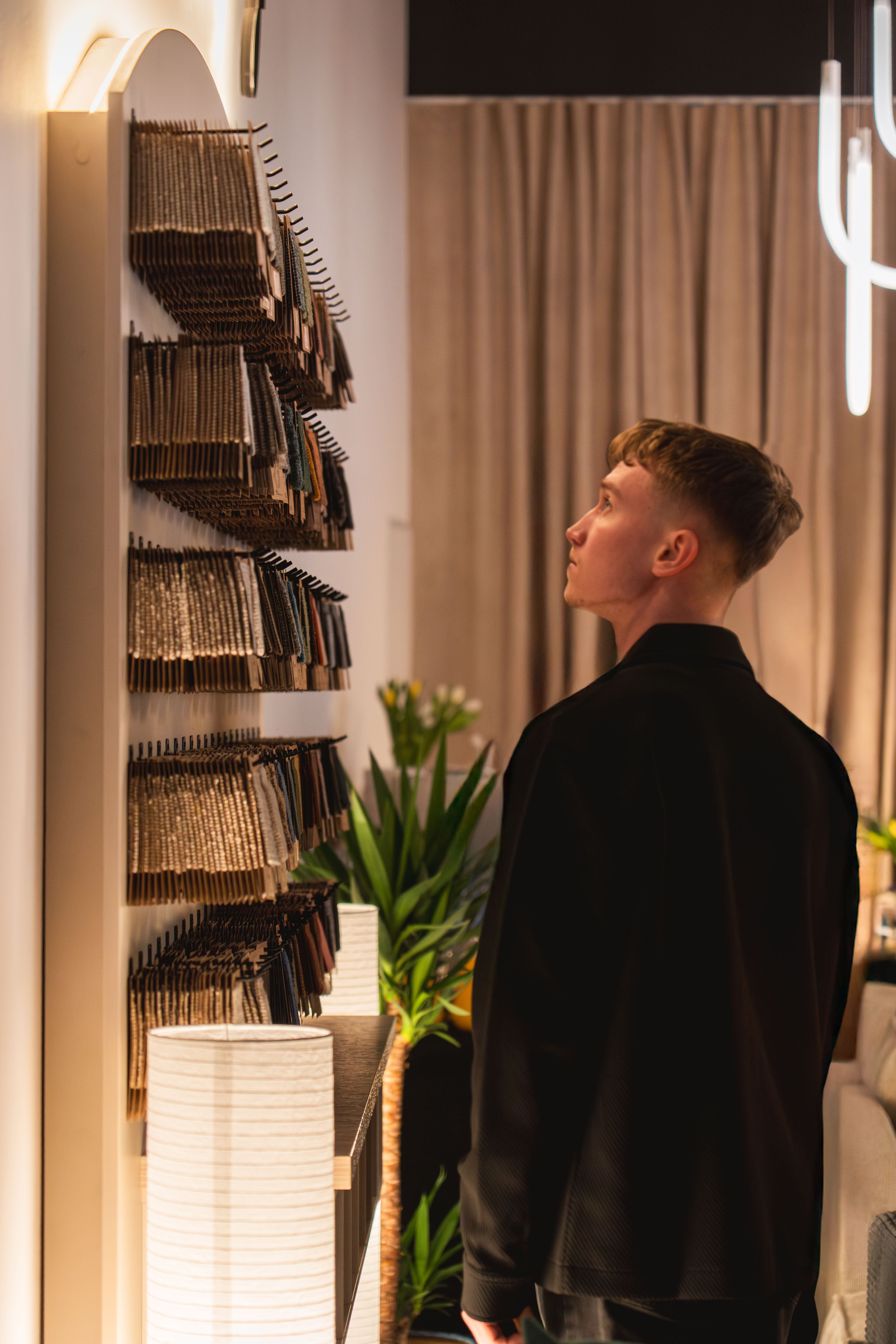 Mężczyzna oglądający próbki tkanin Showroom Pillovely