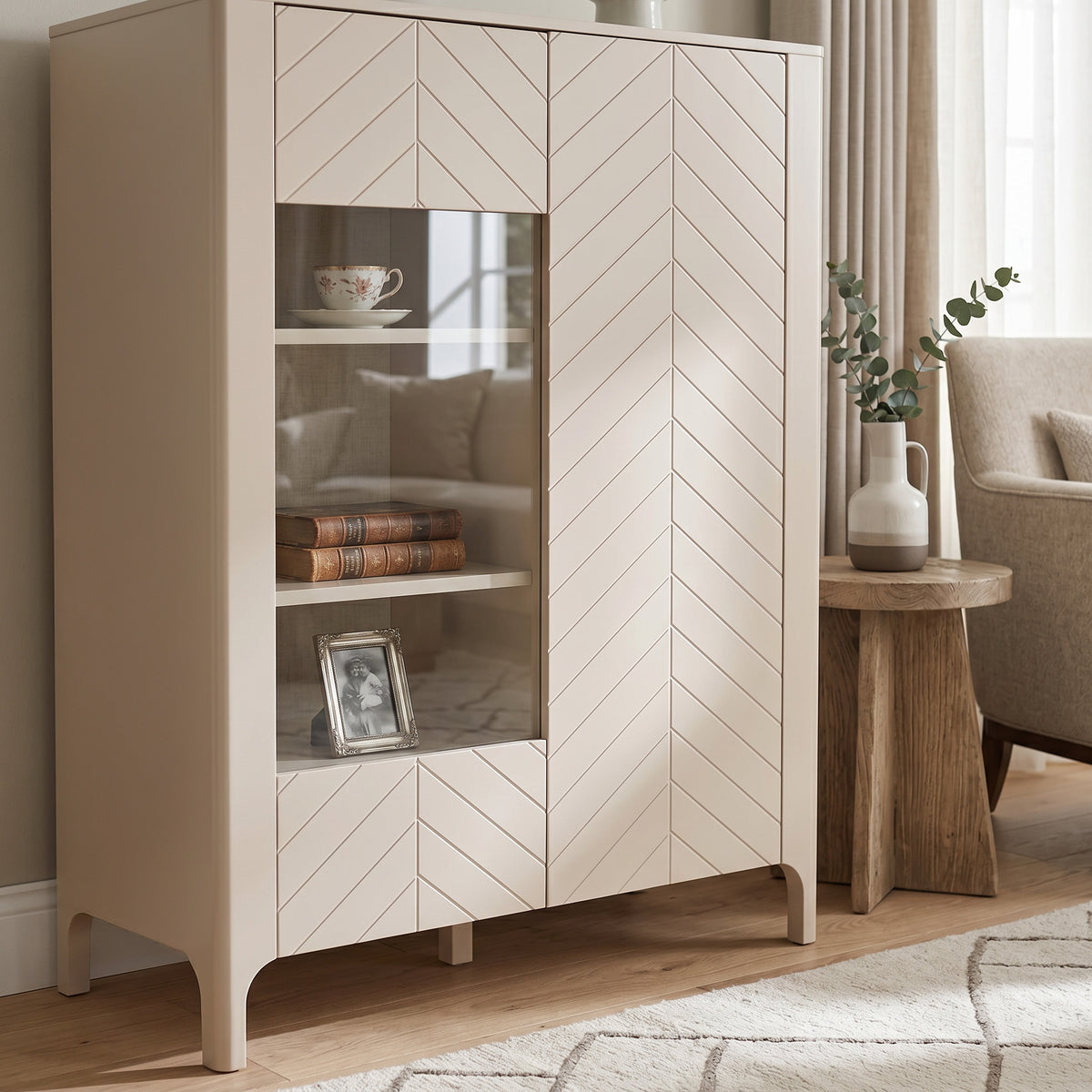 EKLIPSO display cabinet 103x145 with glazing in a modern style, colour Cashmere – in an interior setting | Pillovely