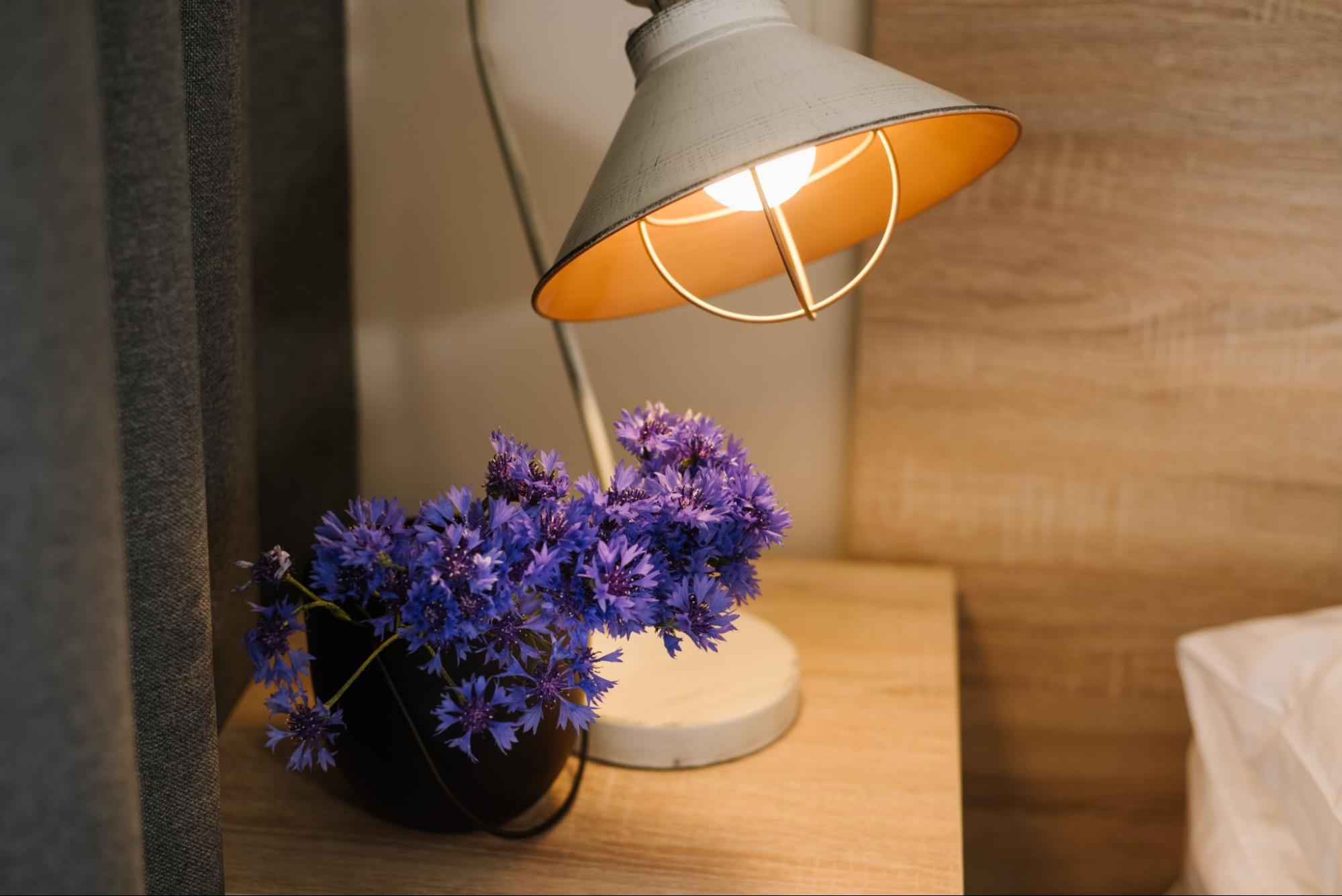 Jesienna moda na lampy stołowe i klimatyczne oświetlenie