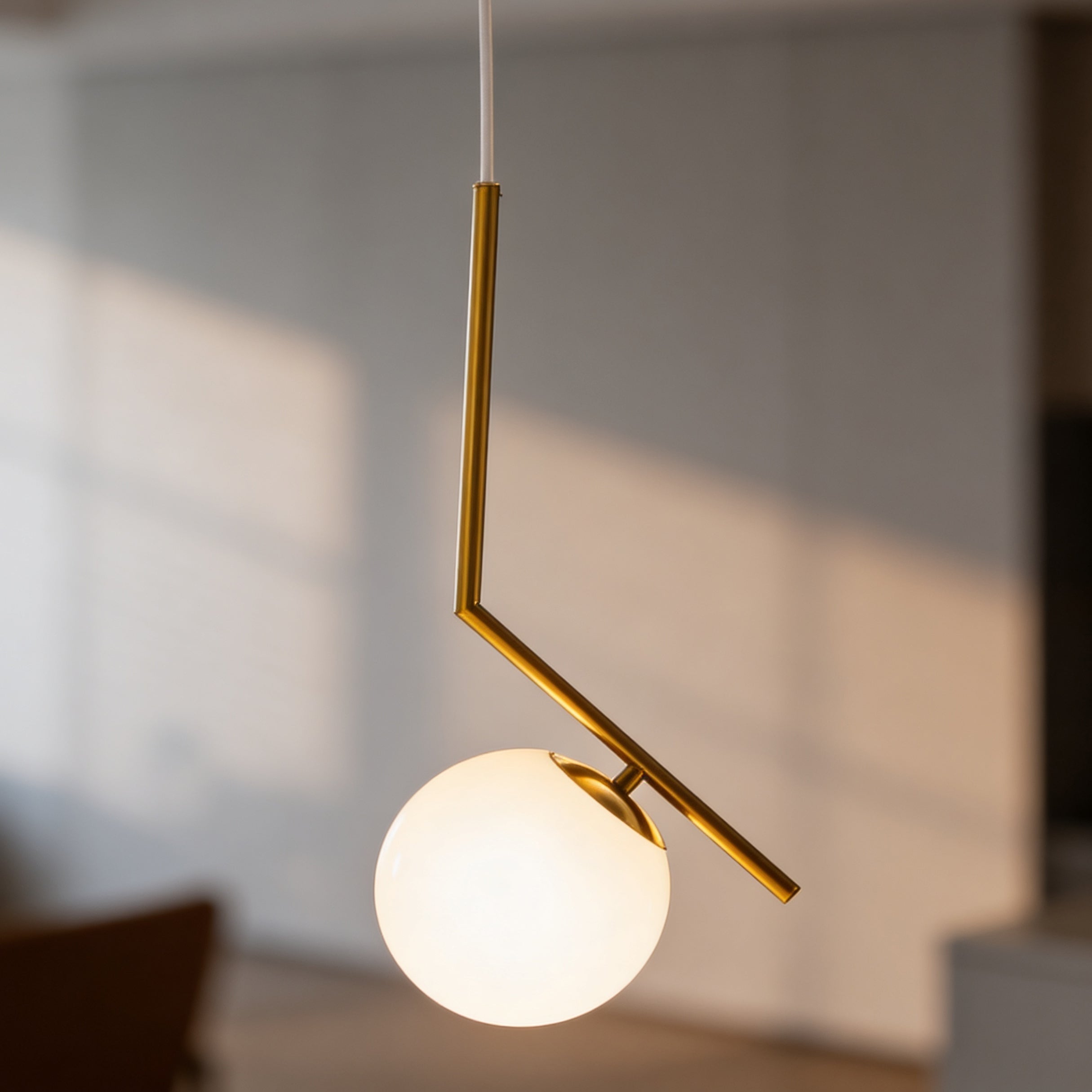 Lampa wisząca z kulą na ramieniu Orbitella