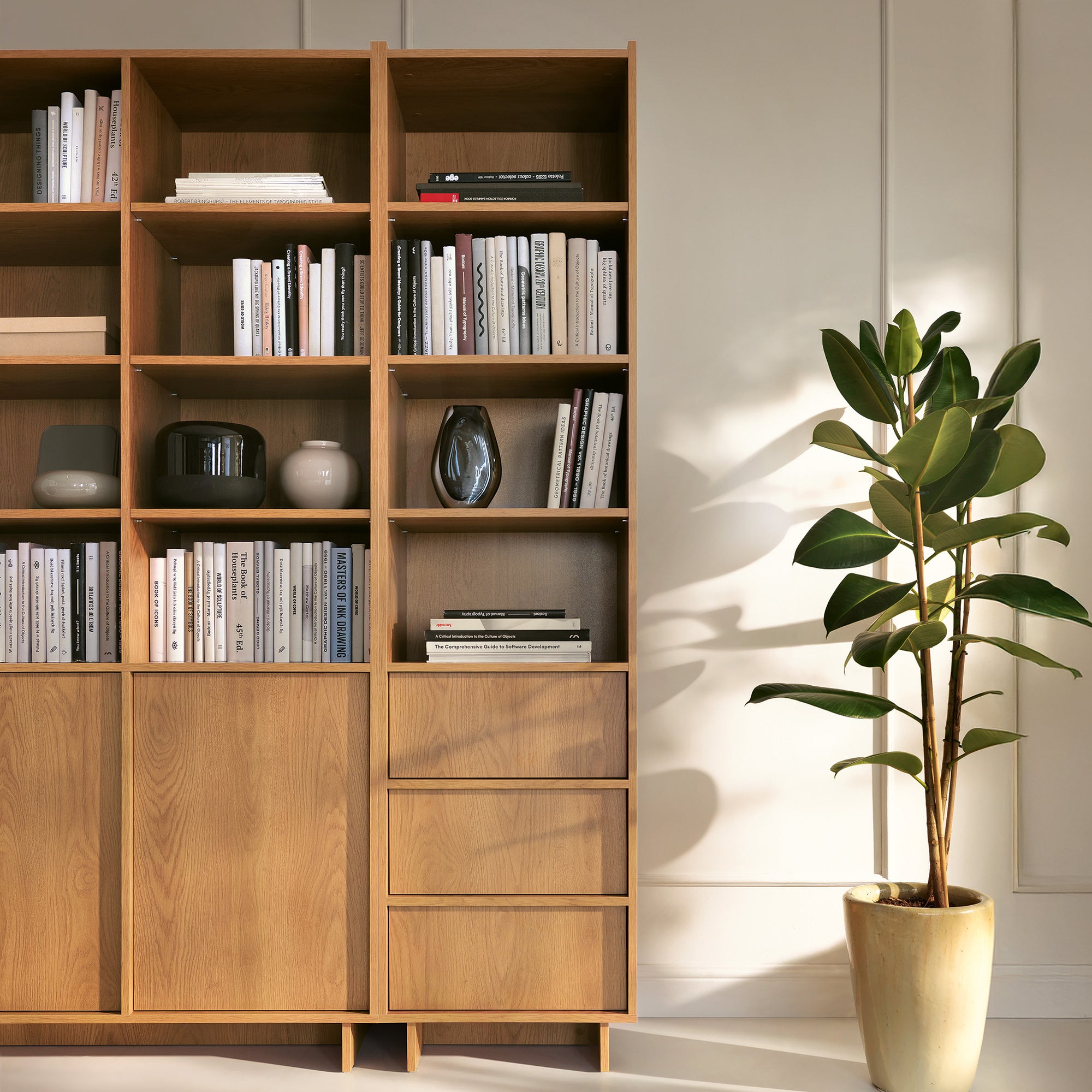 Regał wysoki 50x201 w stylu japandi - dąb karmel, wielopoziomowe półki | Kiyro