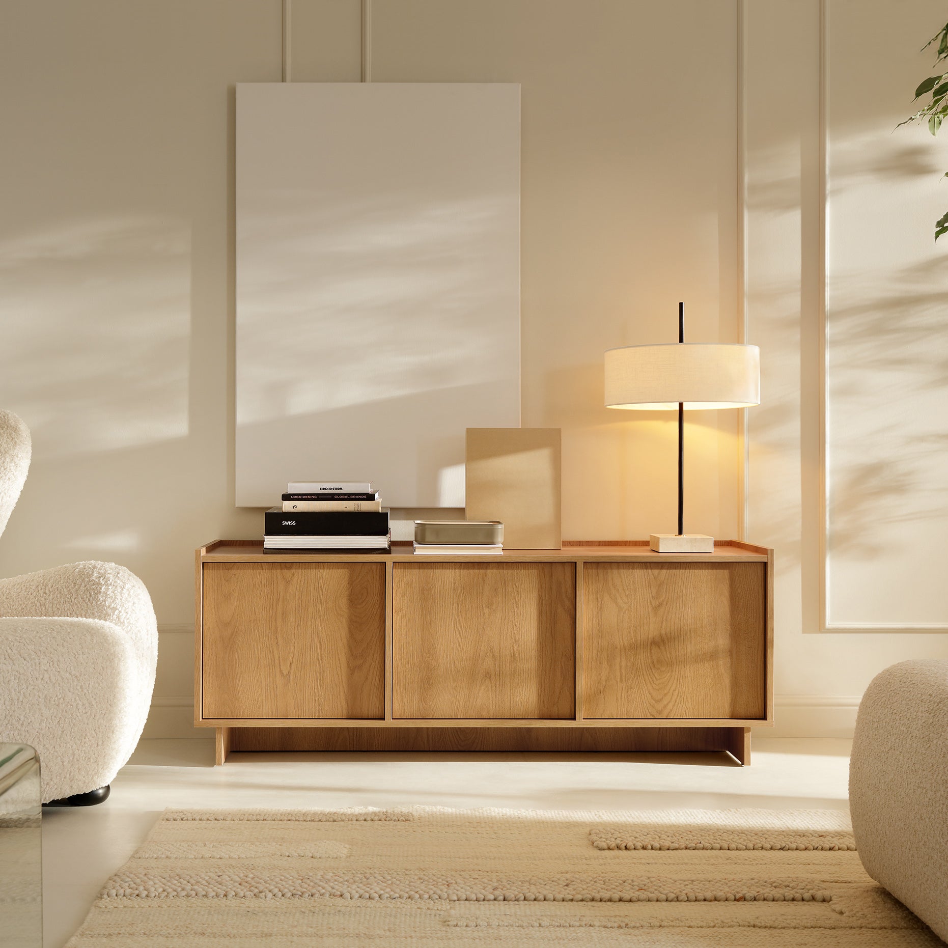 Szafka RTV pod telewizor z zamykanymi komorami 147x55 w stylu japandi - dąb karmel, push-to-open | Kiyro