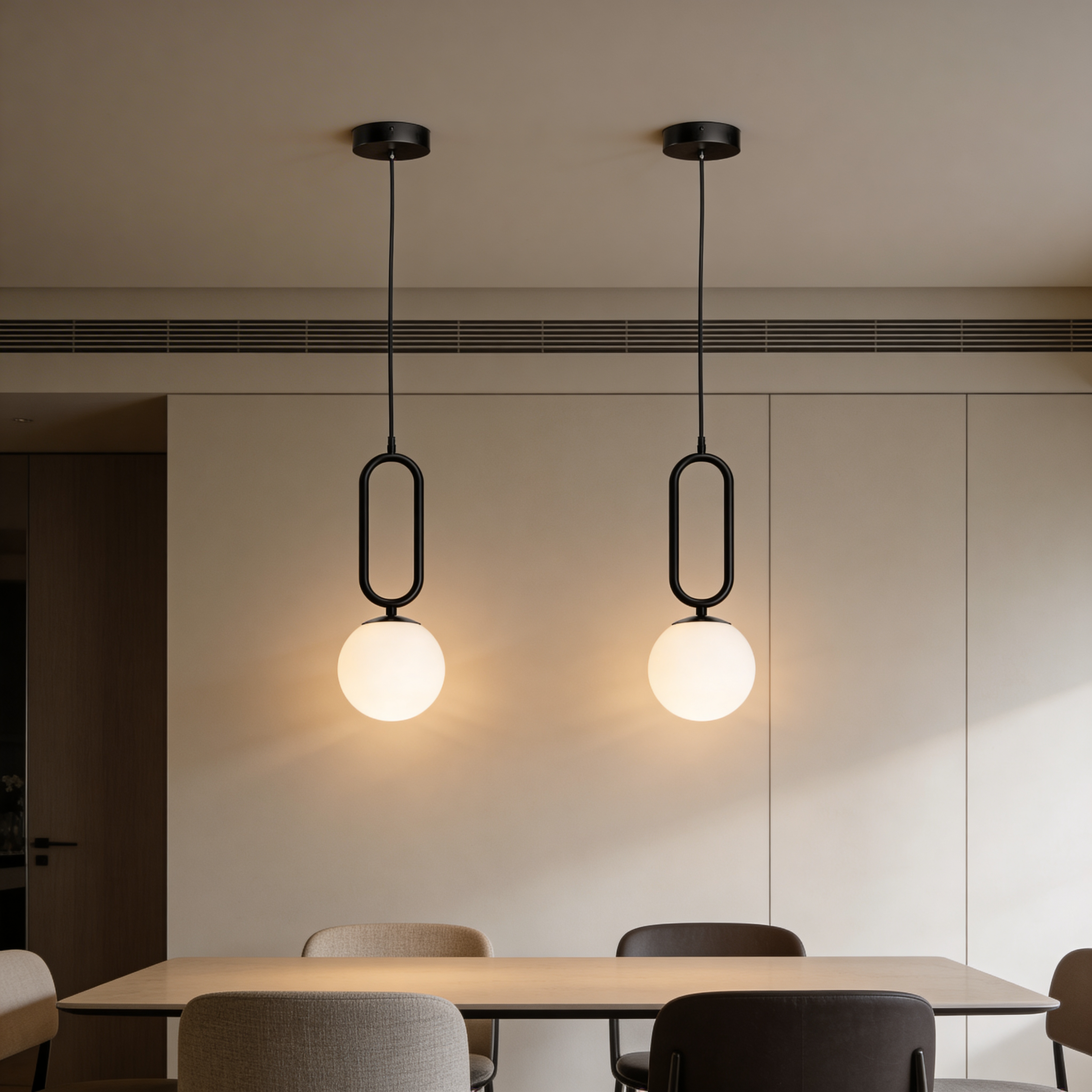 Lampa wisząca z kulą i czarną ramą Obal