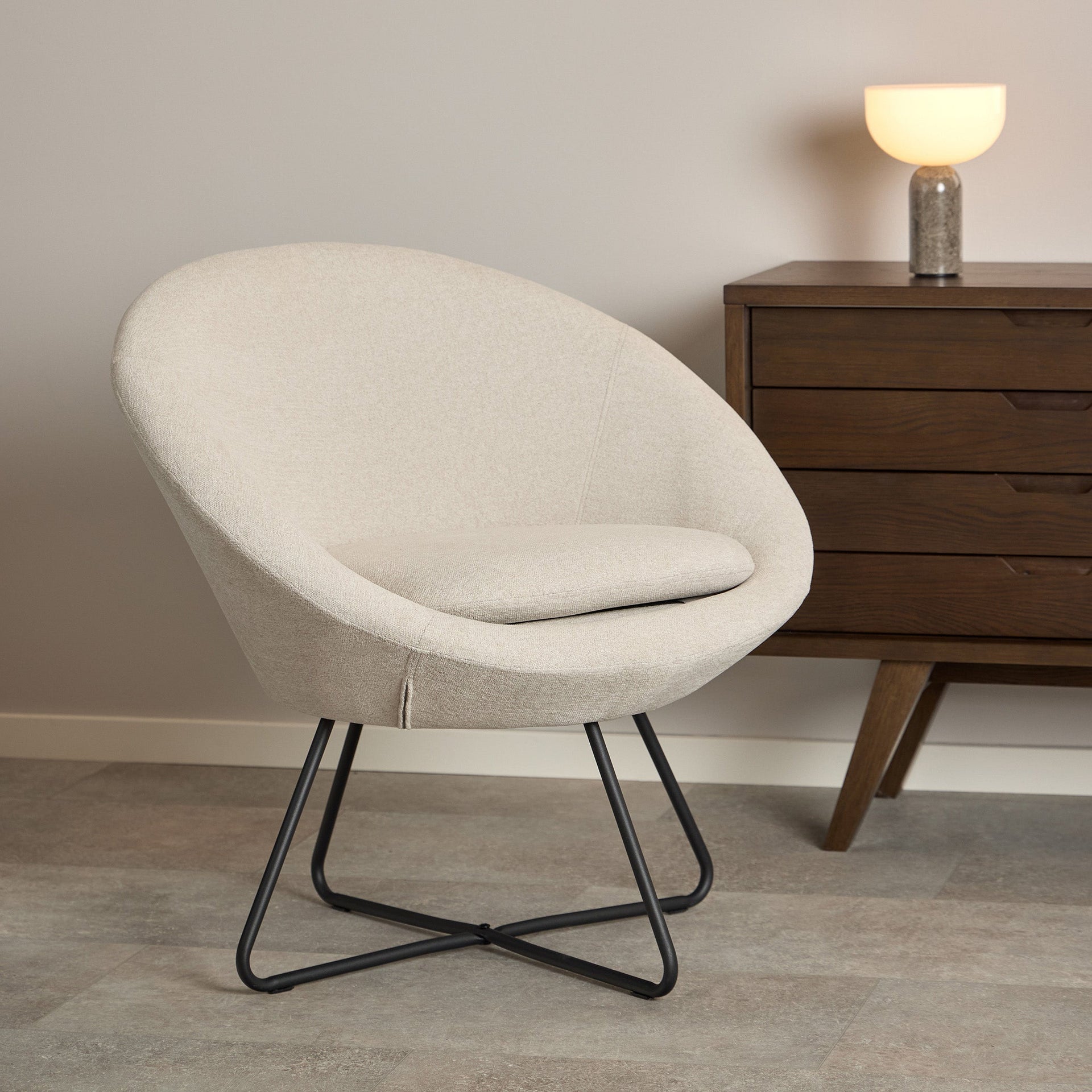 Fotel wypoczynkowy z profilowanym oparciem w stylu nowoczesnym - metalowa podstawa, kompaktowa forma | Otulo