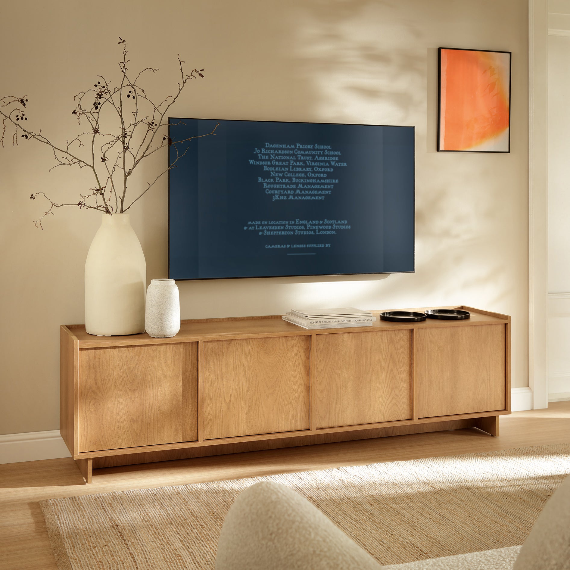 Szafka RTV 195x55 z zamykanymi komorami w stylu minimalistycznym - dąb karmel, push-to-open | Kiyro