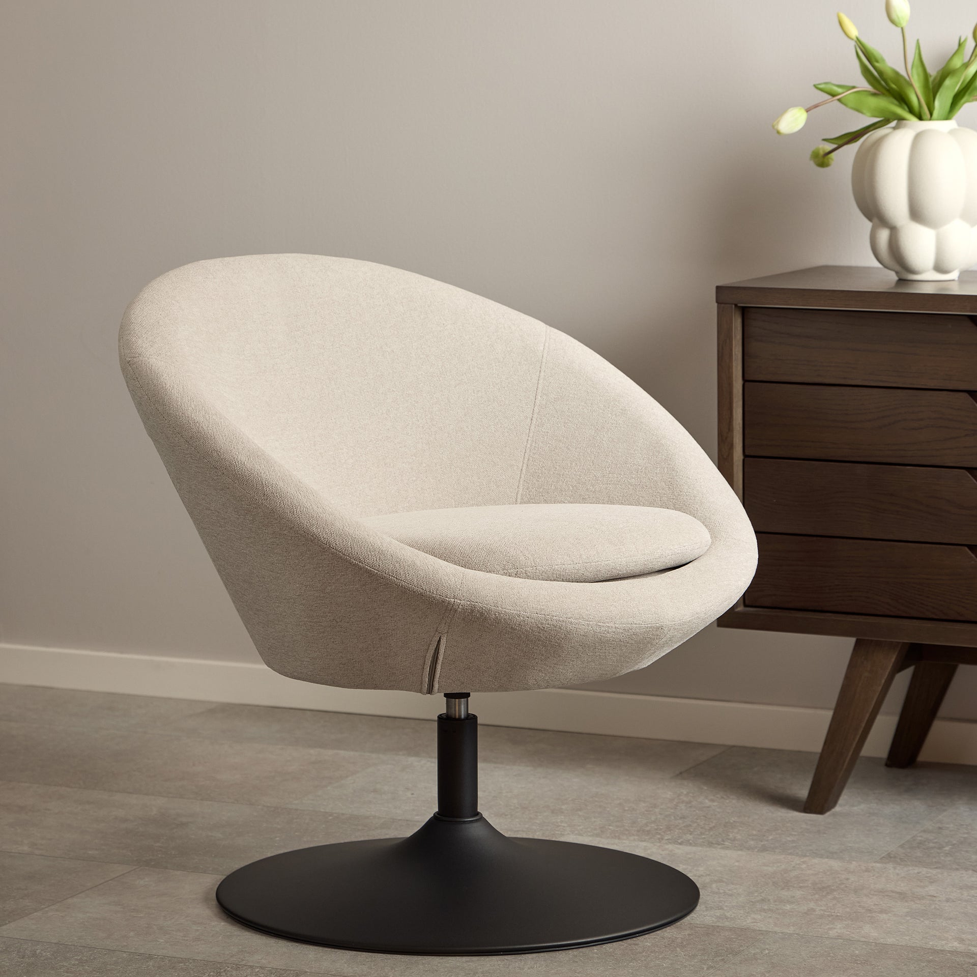 Fotel do relaksu obrotowy w stylu soft - tapicerowany, metalowa podstawa trumpet, zintegrowane podłokietniki | Otulo