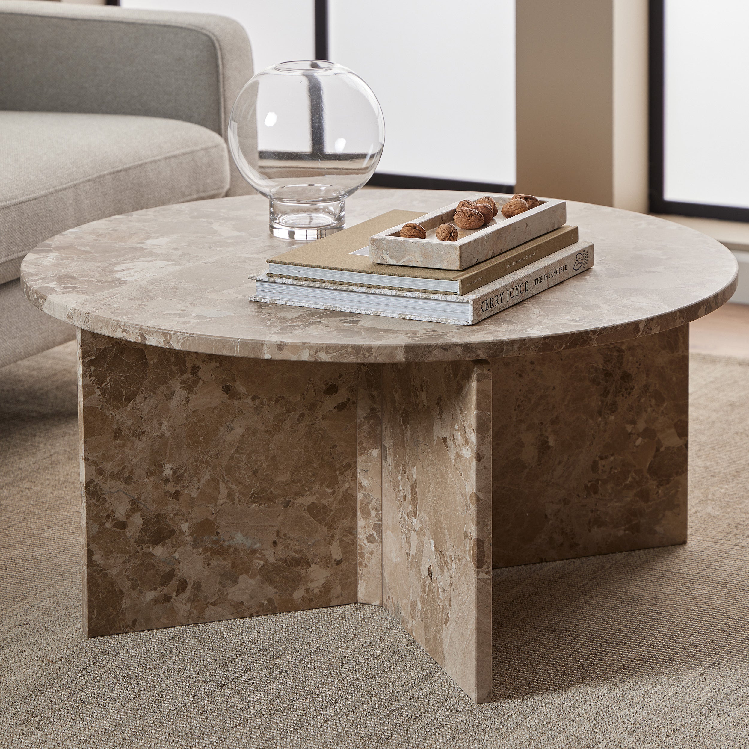 Okrągły stolik kawowy o średnicy 90 cm w stylu eleganckim | Plaris