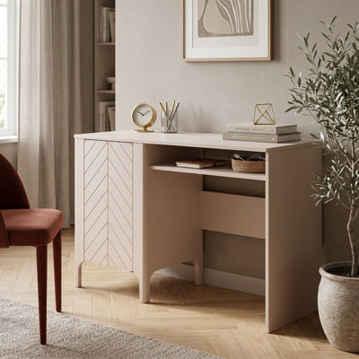 EKLIPSO desk 135x78 with a built-in cupboard in a modern style, colour Cashmere – in an interior setting | Pillovely