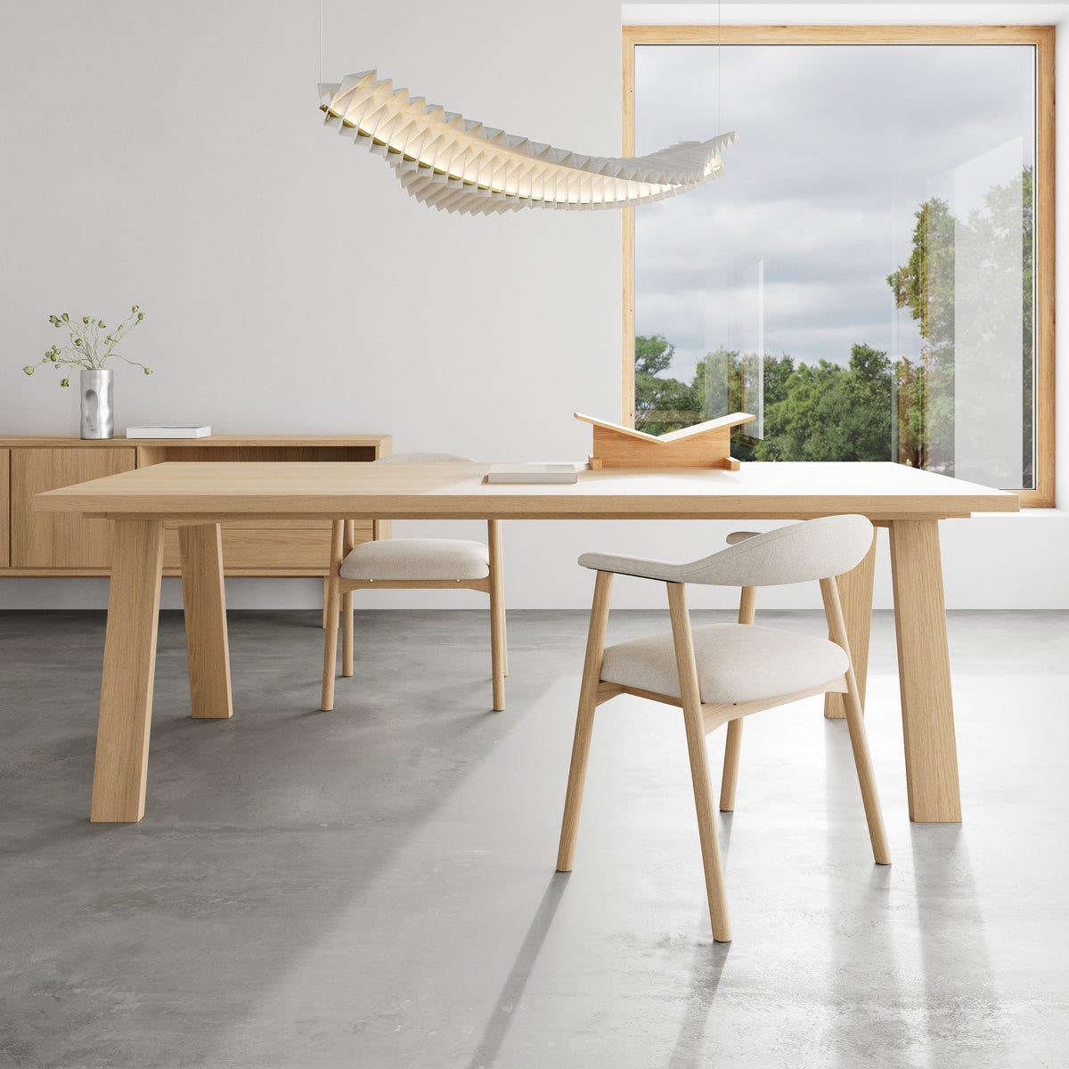 Stół Lurisse 220x100 w jasnej jadalni z dużym oknem, z tapicerowanymi krzesłami i lampą wiszącą – stół do jadalni