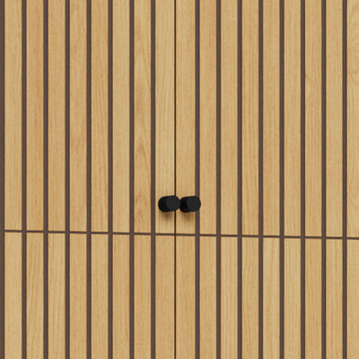 Bambouz 99x200 wardrobe – close-up of the slatted doors in an oak finish with two black knobs