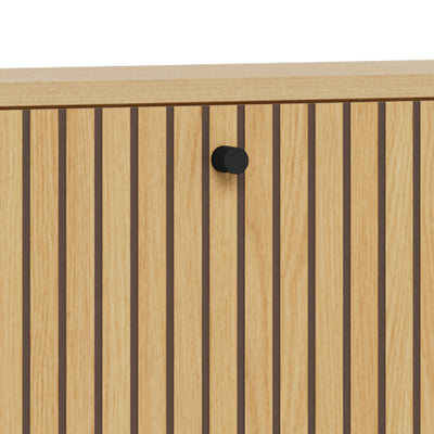 Bambouz 72x43 shoe cupboard – detail of the slatted front in oak with a black handle